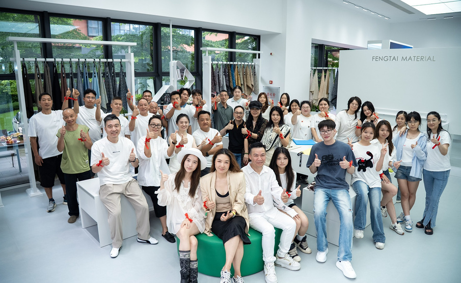 Fengli Textile Team Celebrate Dongguan Showroom Grand Opening